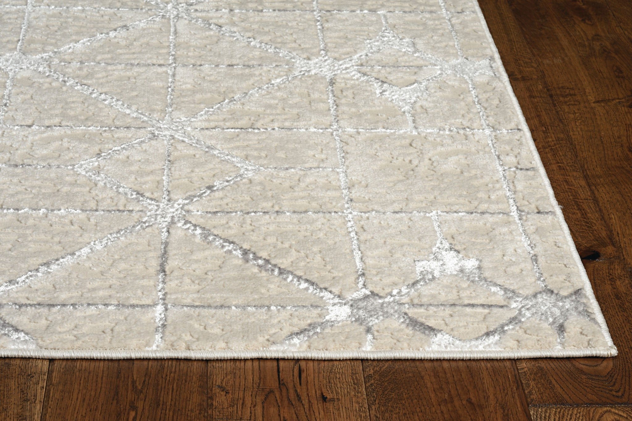 5'X8' Ivory Silver Machine Woven Geometric Indoor Area Rug