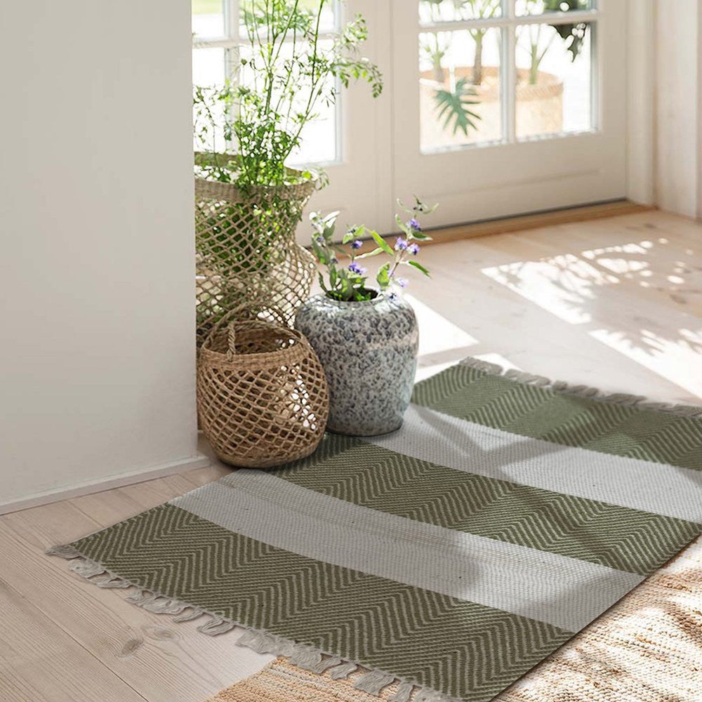 2' X 4' Green And White Dhurrie Hand Woven Area Rug