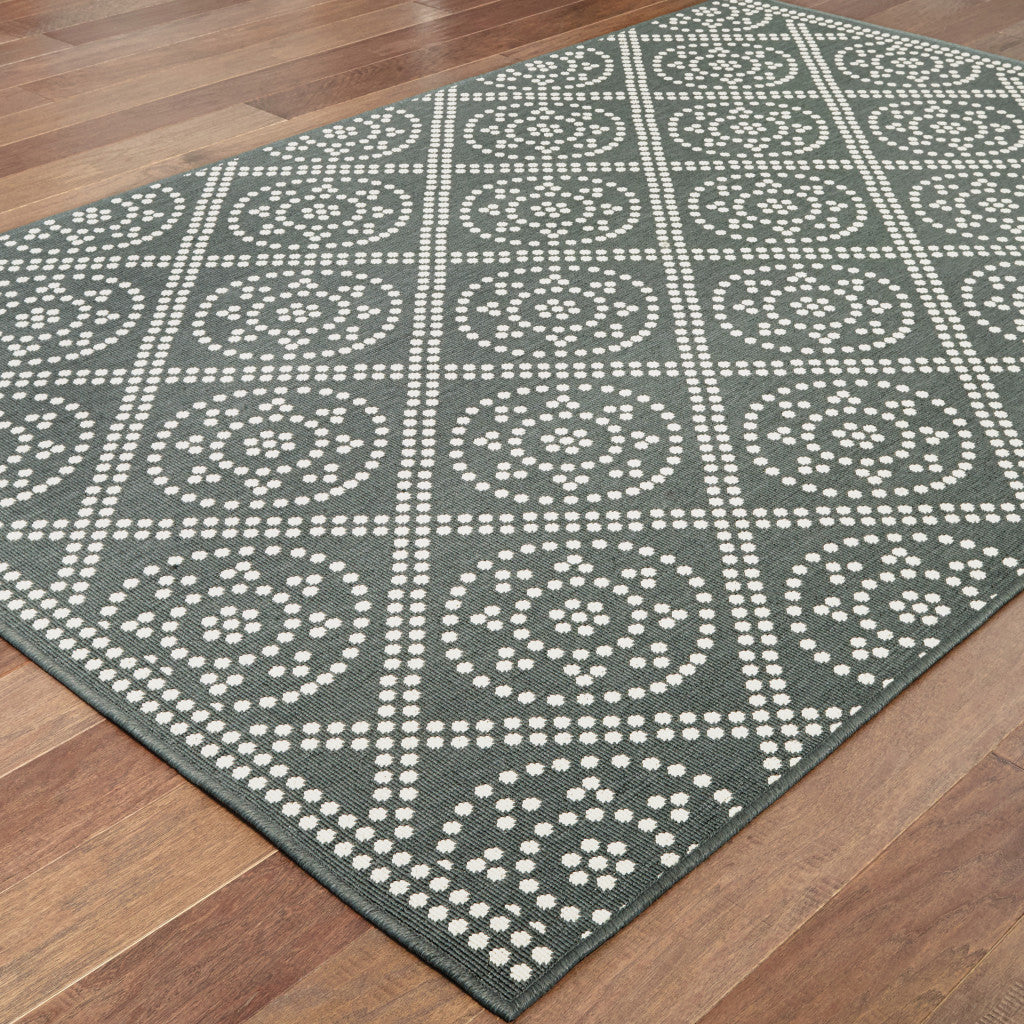 4' x 6' Gray and Ivory Geometric Stain Resistant Indoor Outdoor Area Rug