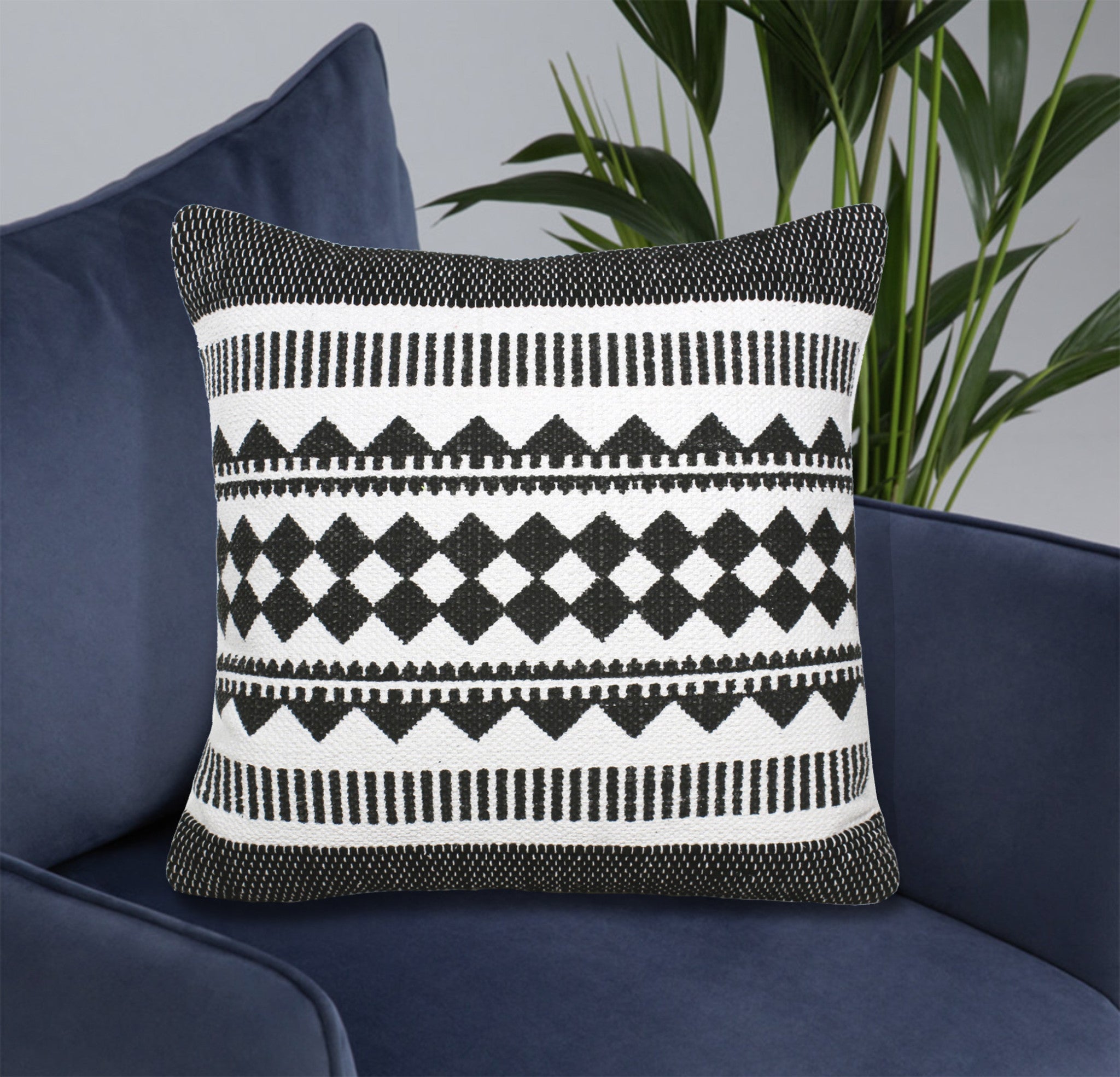 20" X 20" Black And White 100% Cotton Geometric Zippered Pillow