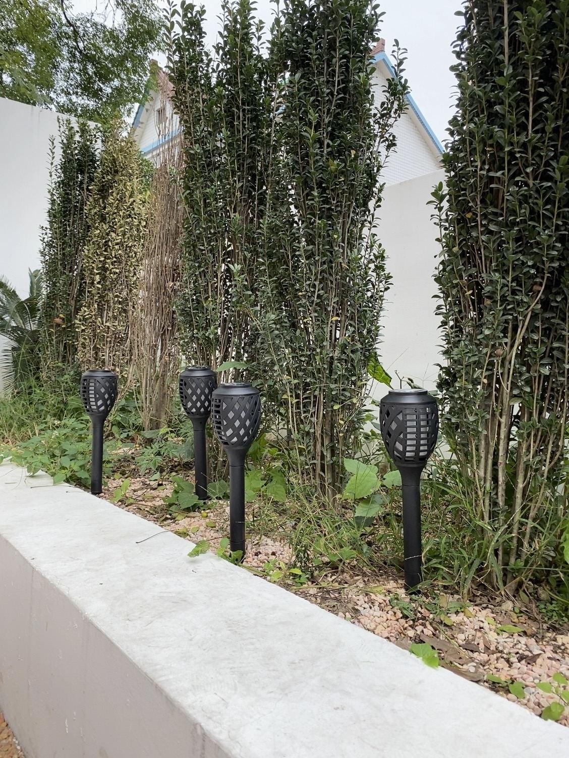 Outdoor Solar Lights, Water-Resistant Flickering Flames Torch Light, Landscape Decoration Lighting